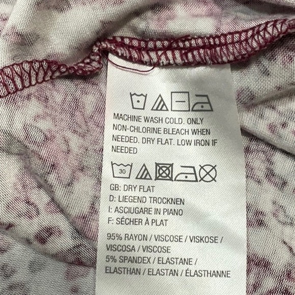 LOGO Printed Top w/Sharkbite Hem, EUC - Picture 8 of 9